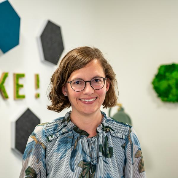 Portrait von Prof.in Karolin Schmitt-Weidmann im Maker Space der Hochschule