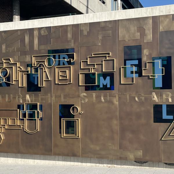 Hier ist die Medienwand am Hauptstaatsarchiv in Stuttagrt abgebildet.