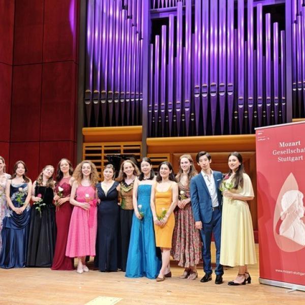 Gruppenbild von Studierenden beim Konzert der Mozart Gesellschaft