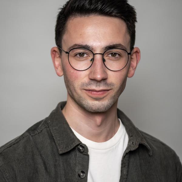 Portrait des wissenschaftlichen Mitarbeiters David Müller.