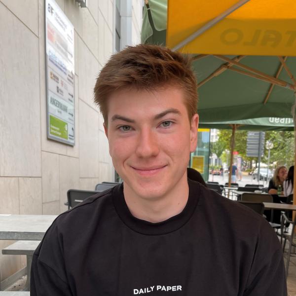 Portrait IT-Mitarbeiter Tim Karelin