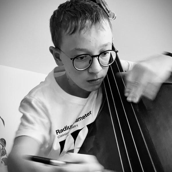 Portrait des Jung-studenten Tobias Pfeifer, Kontrabass