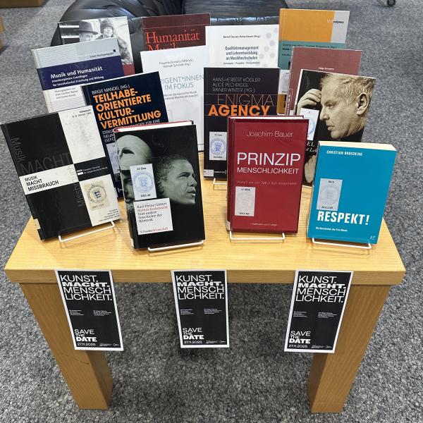 Das Bild zeigt Bücher zum Thema Musik und Menschlichkeit. Die Bücher stehen auf einem Tisch in der Bibliothek.