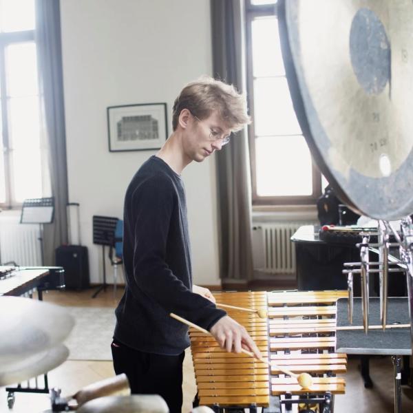 Porträt Schlagzeuger Augustin Lipp.