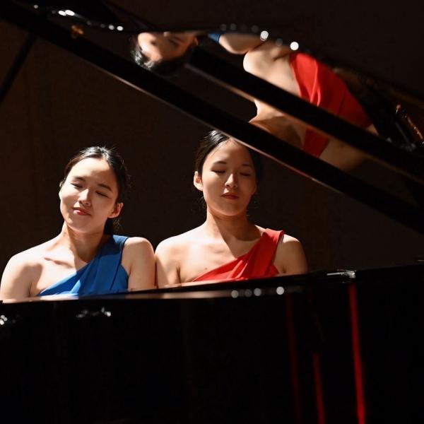 Porträt des Klavieduos K&K, Kanon und Kotone Yokoyama.