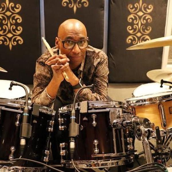 Der Schlagzeuger Omar Hakim an seinem Schlagzeug.