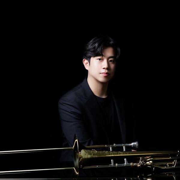 Portrait des Studenten Gyeongwon Shin mit Posaune.
