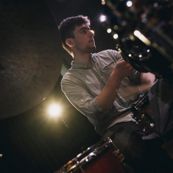 Portrait des Studenten Ilja Tarnpolskij am Schlagzeug.