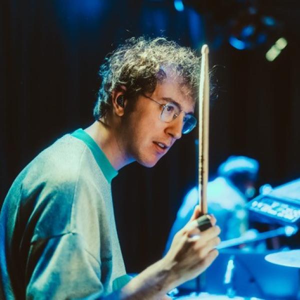 Portrait des Studenten Jannik Morgana am Schlagzeug.