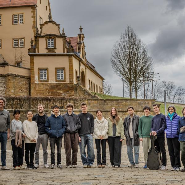 Gruppenfoto der Seminarteilnehmenden vor Schloss Kapfenburg