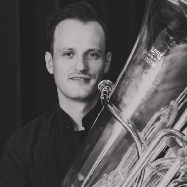 Portrait des Studenten Stefan Kühndorf mit seiner Tuba.