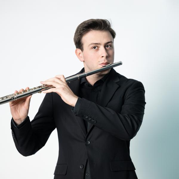 Student Lorenzo Messina mit Querflöte.