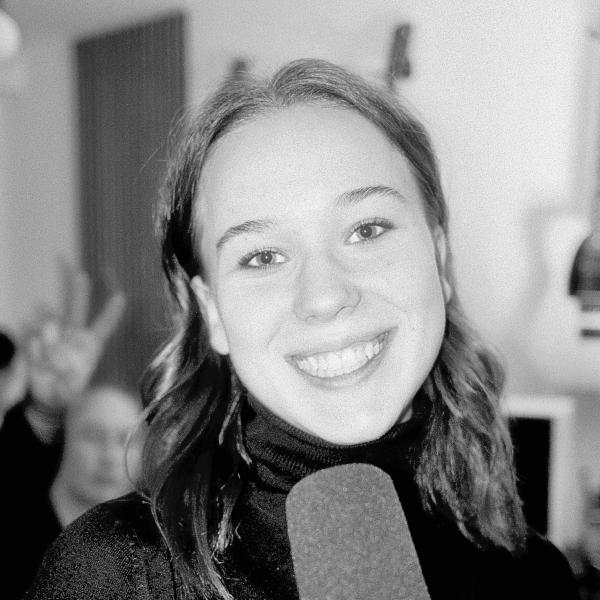 Portraitd er Stipendiatin Nelli Koppányi in schwarz/weiß