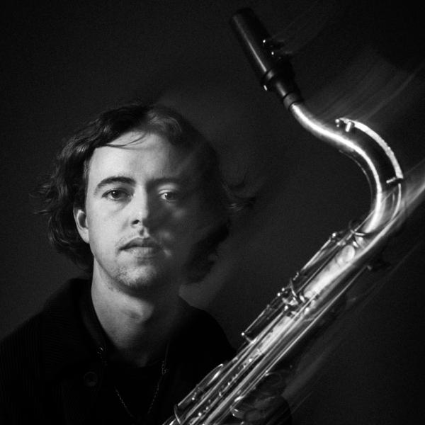 Portrait von Lukas Wögler mit Saxophon