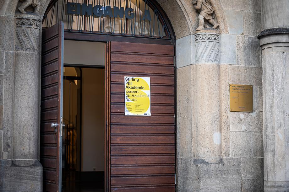 Eingang des Gustav-Siegle-Haus mit Konzertplakat der Stirling-Phil-Akademie