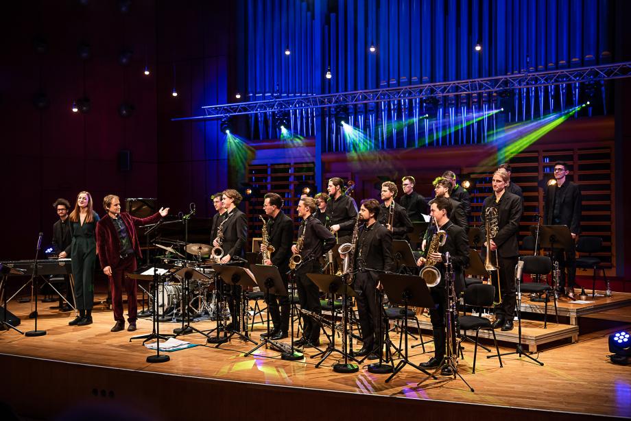 Die Big Band stehend, nach dem Big Monday Night-Konzert. 