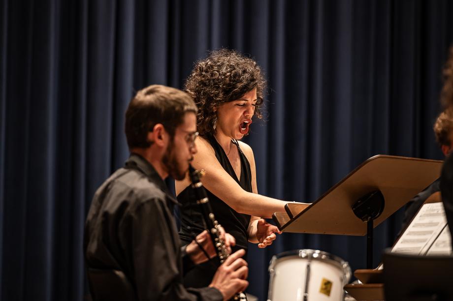 Akademist*innen beim Musizieren auf der Bühne