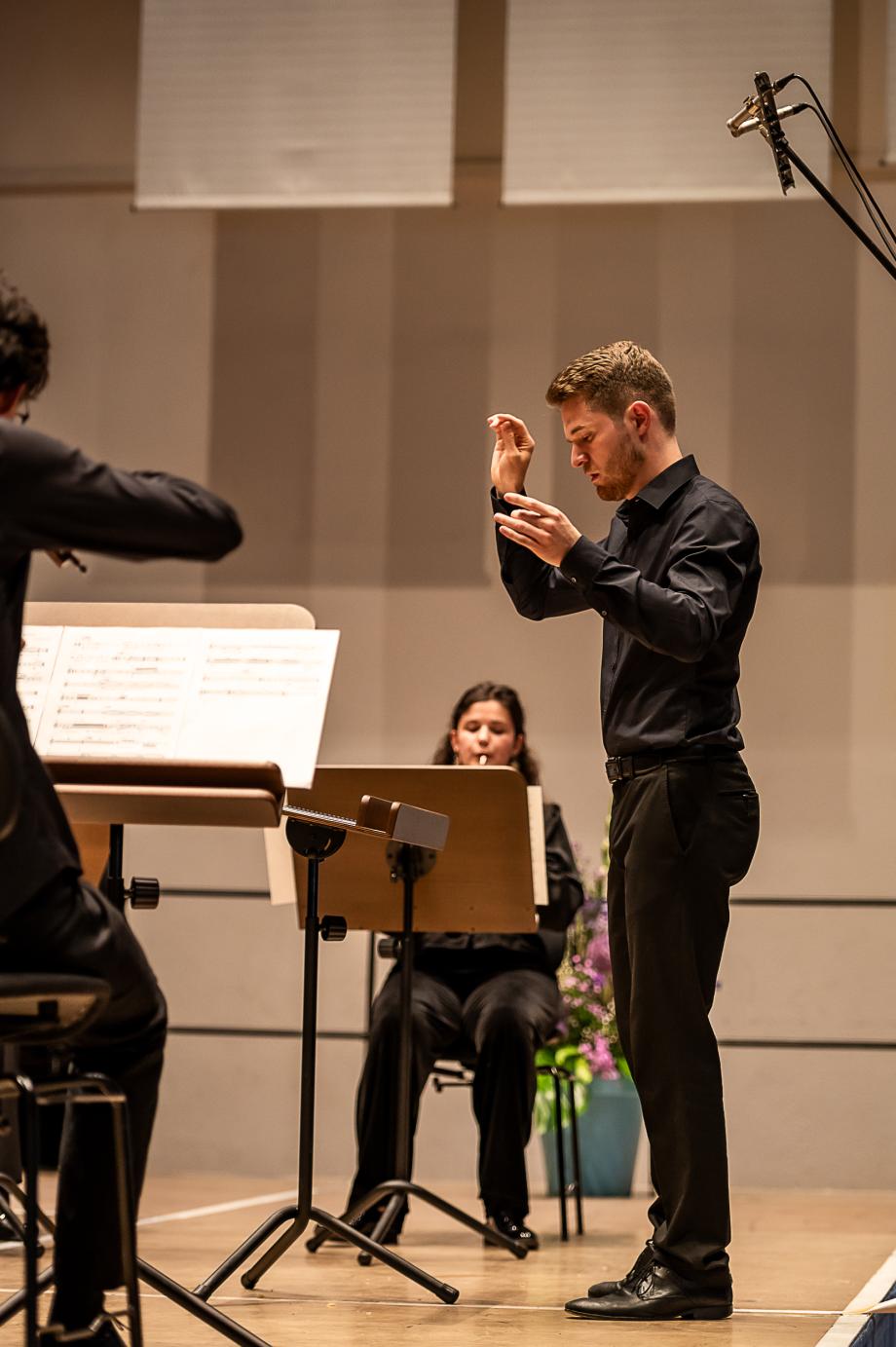 Akademist*innen beim Musizieren auf der Bühne