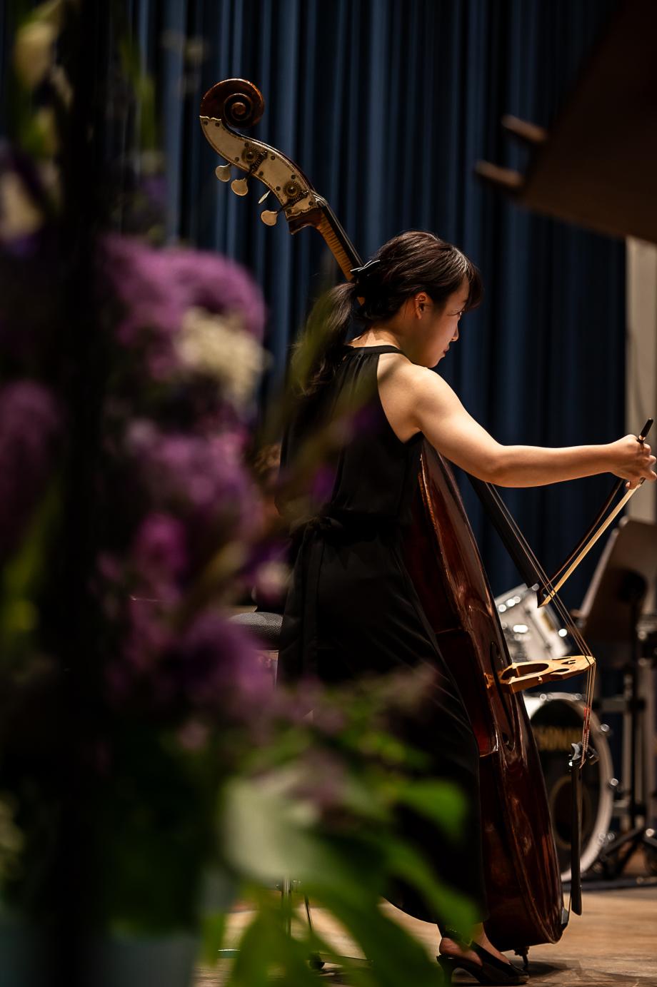 Akademistin beim Musizieren auf der Bühne