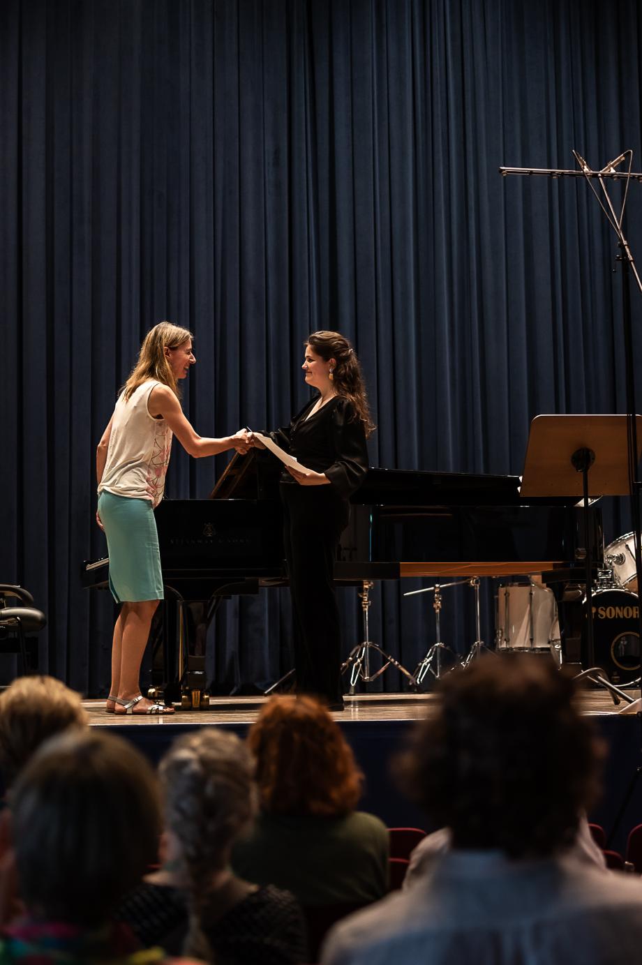 Dr. Uta Daur überreicht das Zertifikat an eine Studentin