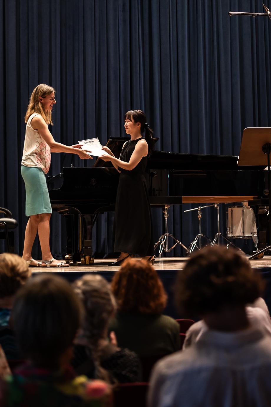 Dr. Uta Daur überreicht das Zertifikat an eine Studentin