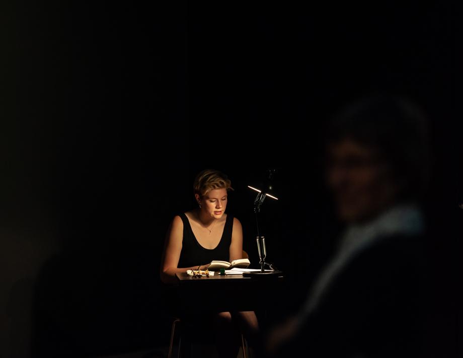 Sprechkunst-Studierende am Schreibtisch in der Staatsgalerie Stuttgart