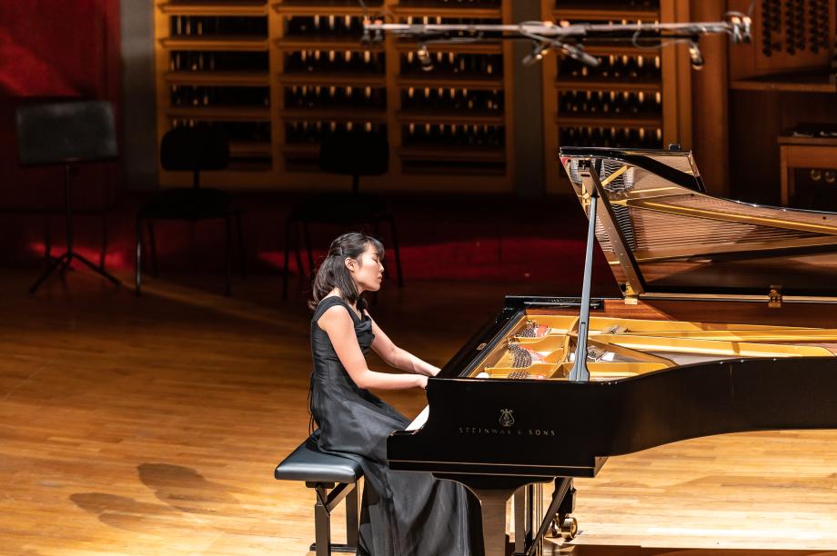 Studentin am neuen Steinway-Flügel