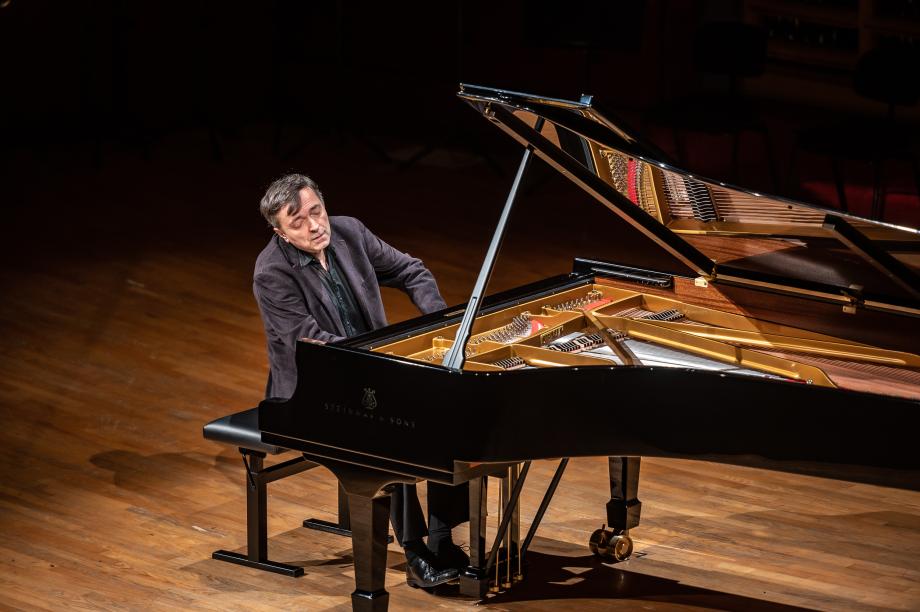 Prof. Péter Nagy am neuen Steinway-Flügel