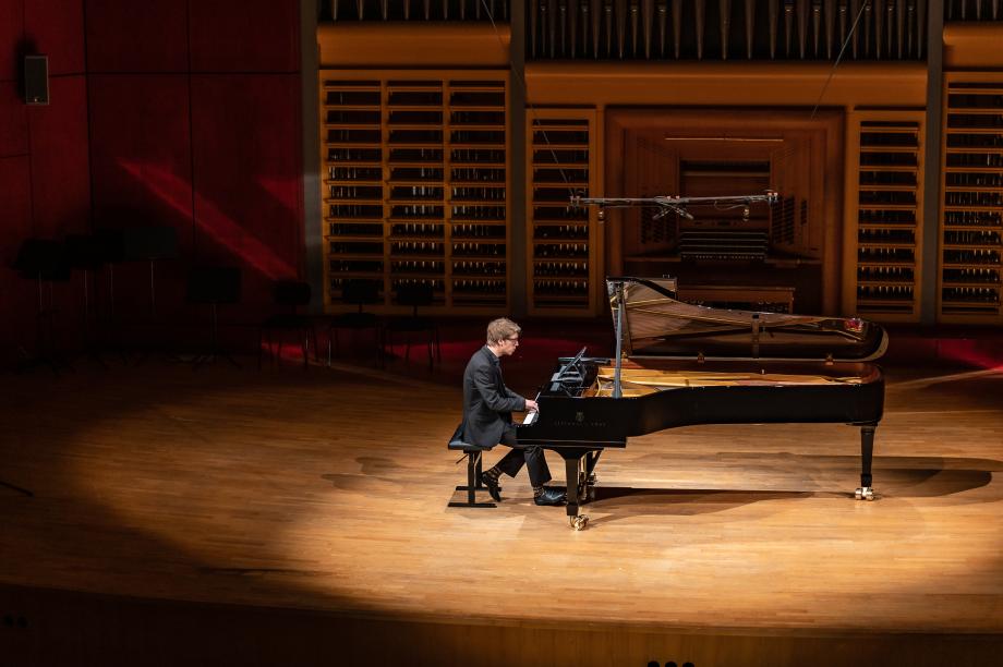 Student Alex Waite am neuen Steinway-Flügel