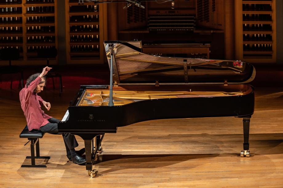 Prof. Sivan am neuen Steinway-Flügel