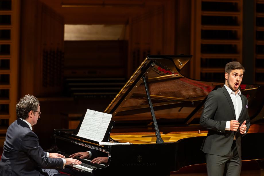 Prof. Götz Payer am Flügel und Gesangsstudent