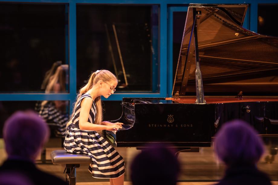 Jungstudentin am Flügel