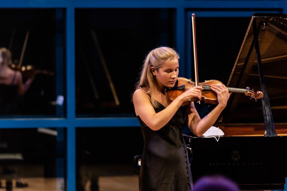 Studentin mit Violine