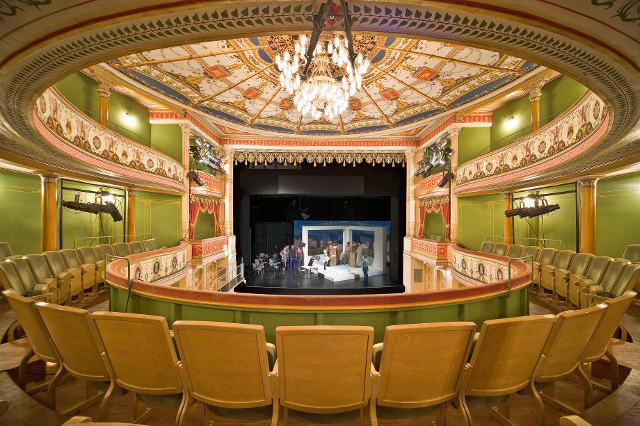 Blick vom Rang auf die Bühne des Wilhelm Theaters
