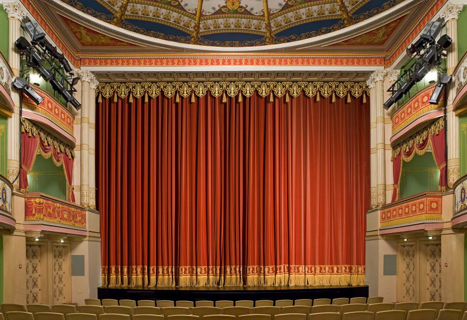 Wilhelma Theater, Bühne mit geschlossenem Vorhang