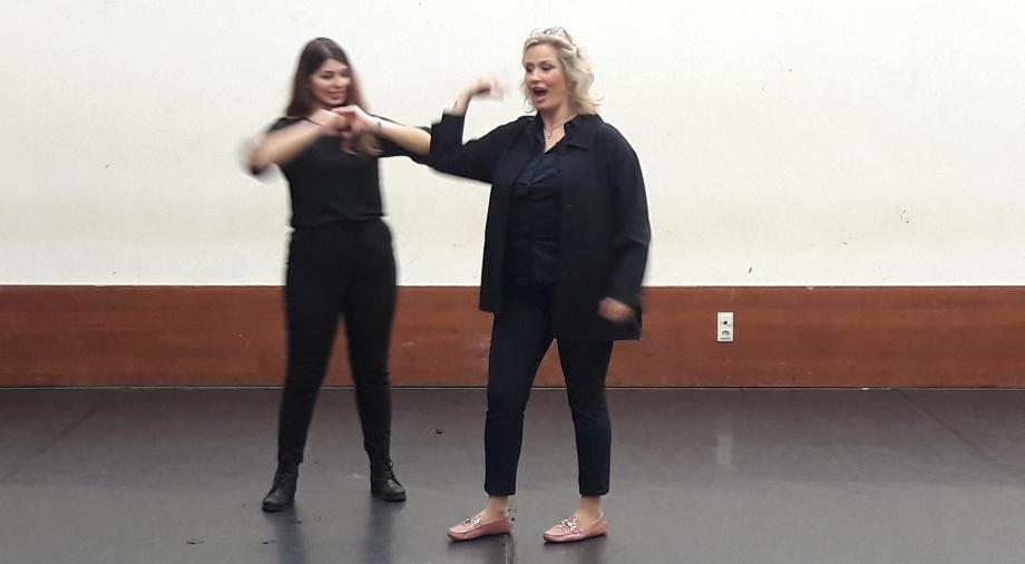 Meisterkurs Gesang: Dozentin arbeitet mit Studentin.