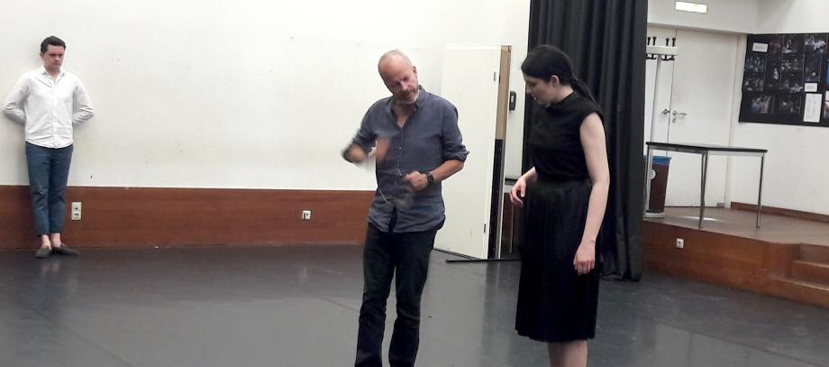 Meisterkurs Claus Guth: Dozent Claus Guth zeigt Studentin eine Technik.