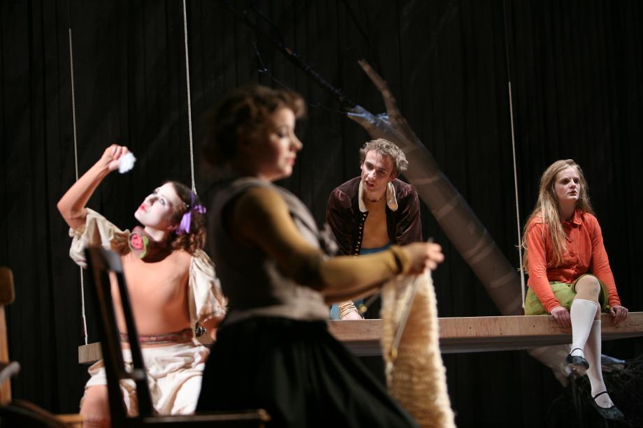 Vier Menschen auf Bühne. Jeder macht etwas anderes und ist für sich.