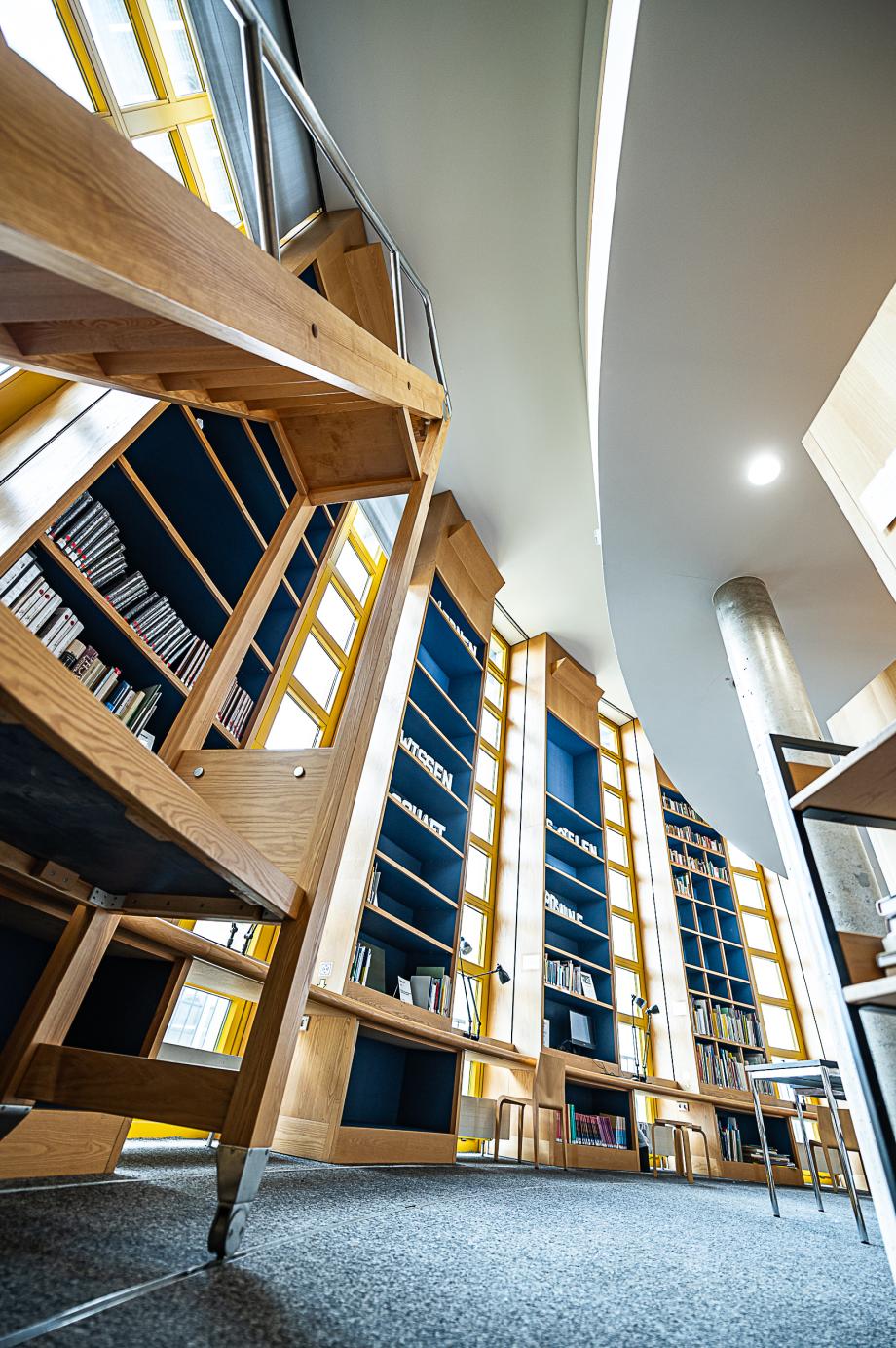 Auf diesem Bild sind die fahrbare Treppe und einige Regale in der Bibliothek zu sehen.