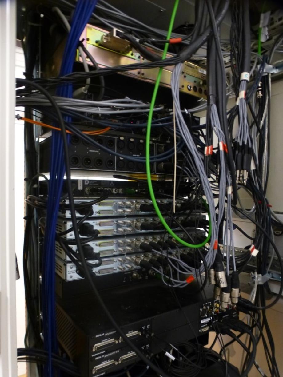 Die Rückseite eines Medientowers mit dutzenden Netzwerkkabeln.