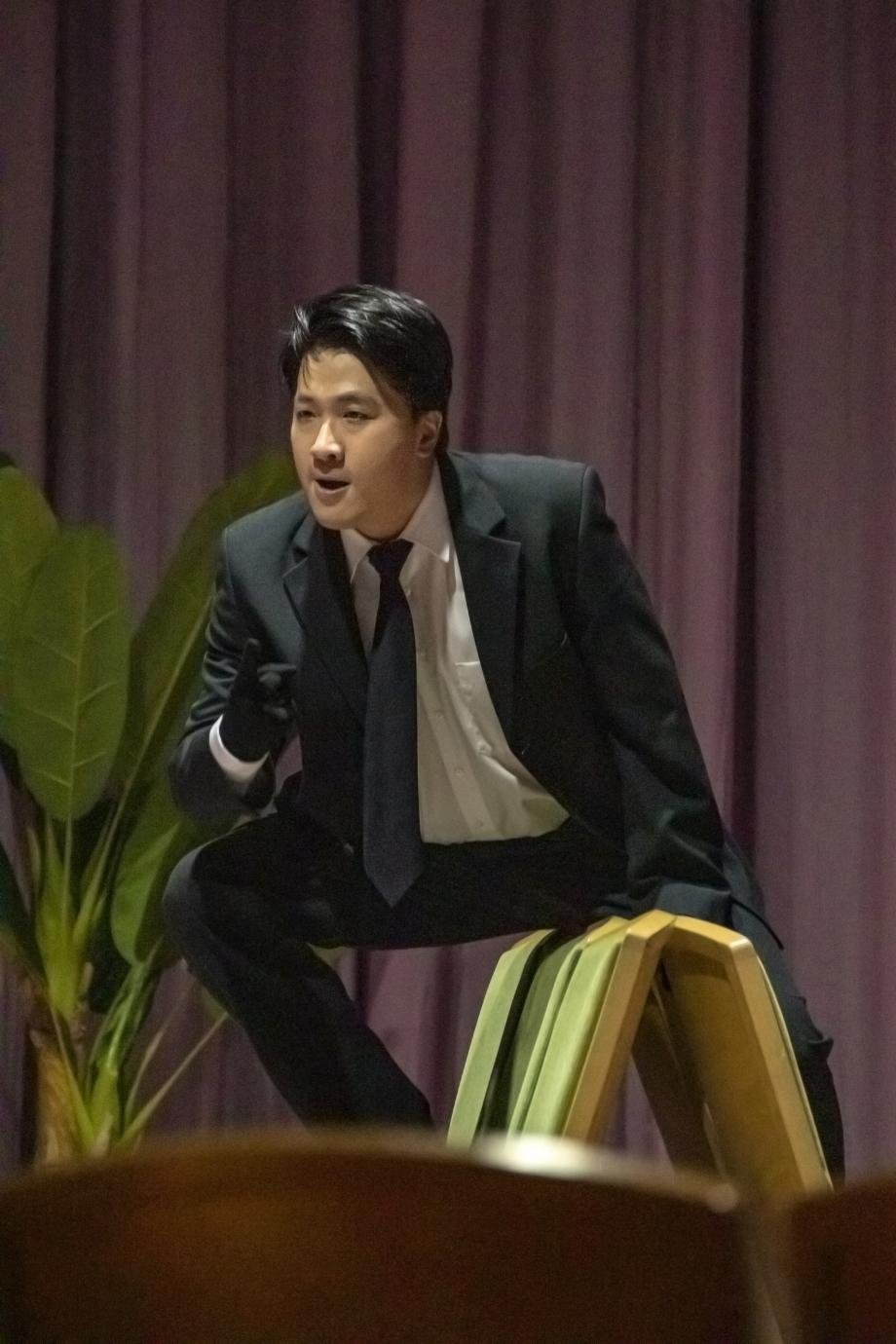 Student der Opernschule bei einer Bühnenszene von Don Giovanni 2021.