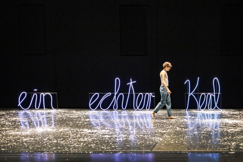 Student läuft über die Bühne bei einer Schauspielszene.