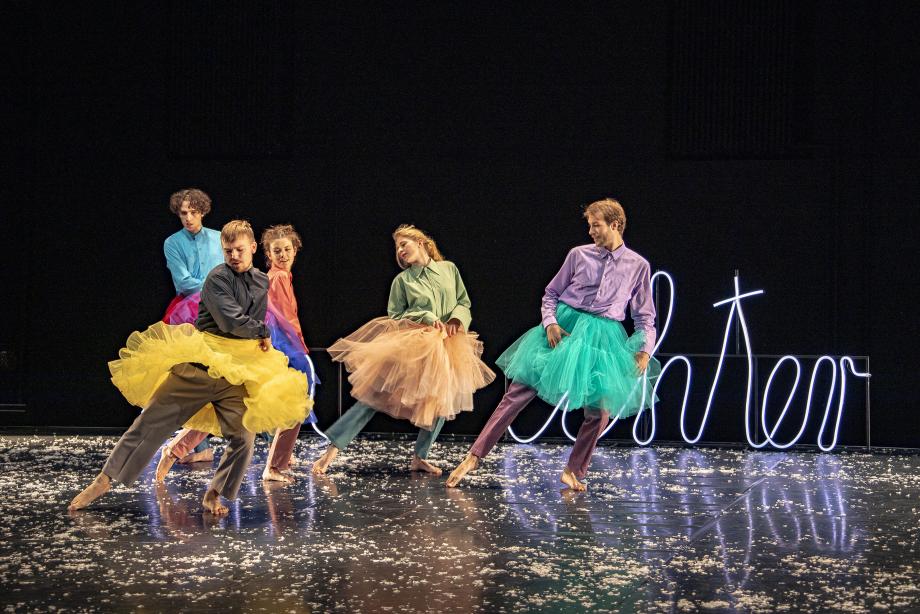 Fünf Studierende im Tütü bei einer Schauspielszene.