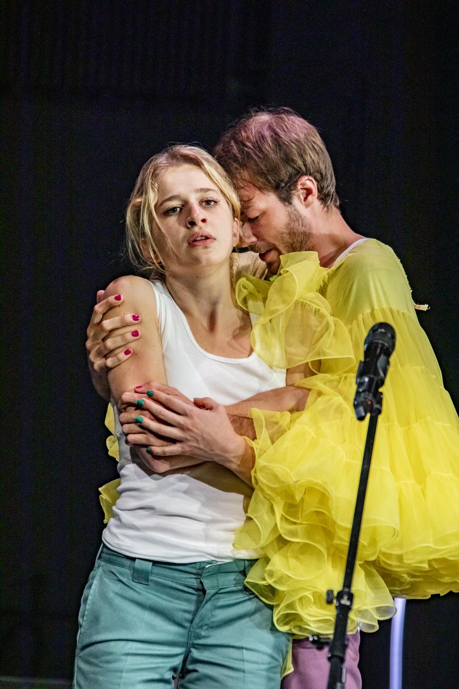 Schauspielszene von zwei Studierenden.