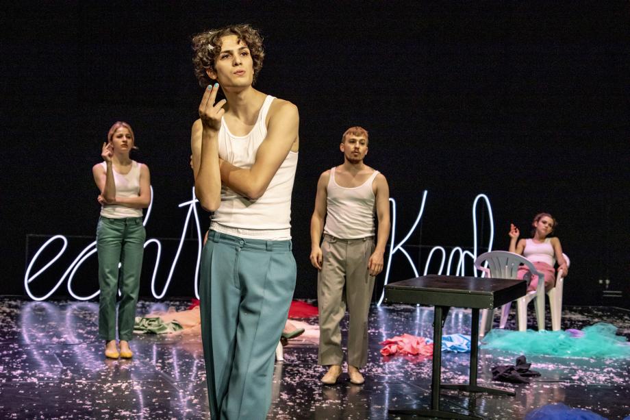 Simuliertes Rauchen bei einer Schauspielszene.