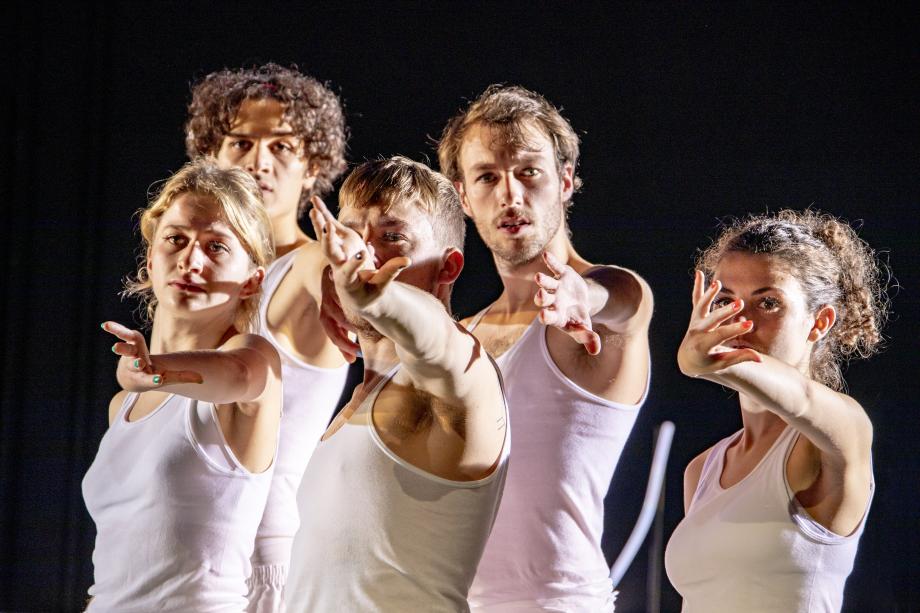 Fünf Studierende strecken einen Arm aus bei einer Schauspielszene.
