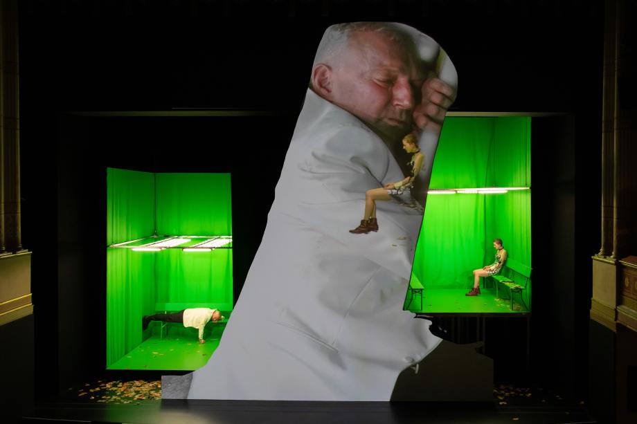 Älterer Herr schläft auf einem großen Bild in der Mitte. Rechts daneben sitzt eine Person, links daneben liegt ein Mann auf einer Parkbank.