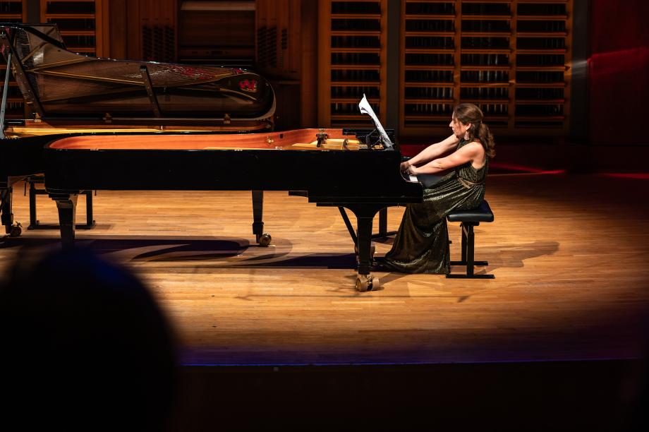 Studentin an Flügel.