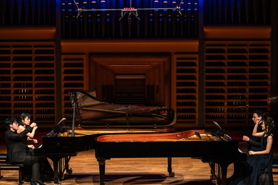 Drei Studierende und Prof.in Franziska Lee an zwei Flügeln.