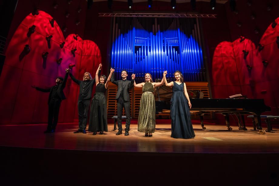 Studierende und Lehrende verneigen sich zum Applaus